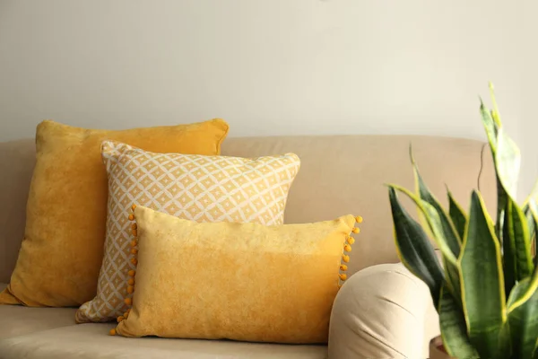 Odadaki Duvarın Yanındaki Kanepede Yastık Tasarım — Stok fotoğraf