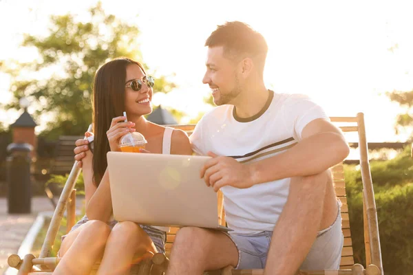 快乐的夫妻 膝上型电脑在户外休息 — 图库照片