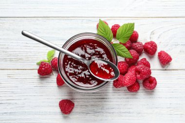 Tatlı ahududu reçeli ve beyaz ahşap masada taze böğürtlen.