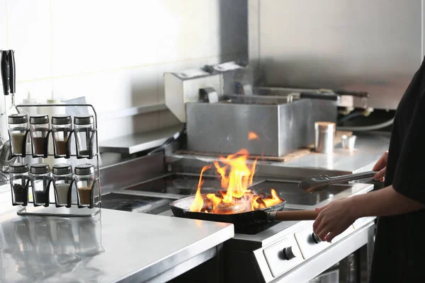 Chef Feminino Cozinhar Carne Com Chama Ardente Fogão Cozinha Restaurante — Fotografia de Stock