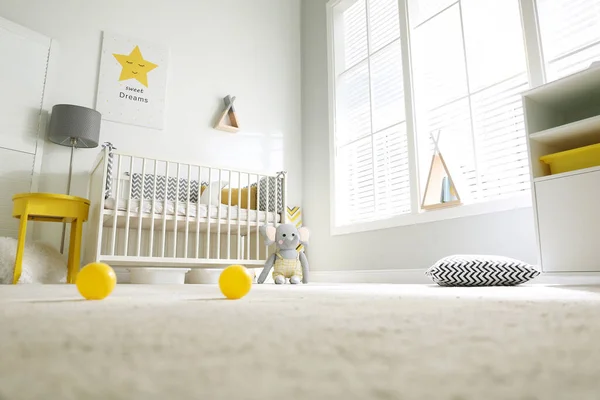 Niedliche Babyzimmereinrichtung Mit Kinderbett Und Großem Fenster Blick Den Niedrigen — Stockfoto