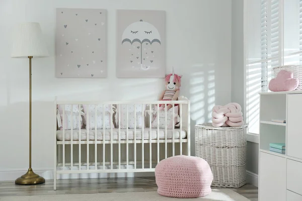 Stilvolles Babyzimmer Interieur Mit Kinderbett Und Niedlichen Bildern Der Wand — Stockfoto