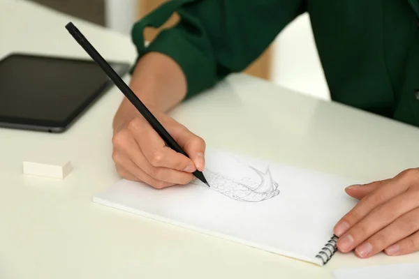 Rajz Ceruzával Jegyzetfüzetben Fehér Asztal Közelkép — Stock Fotó
