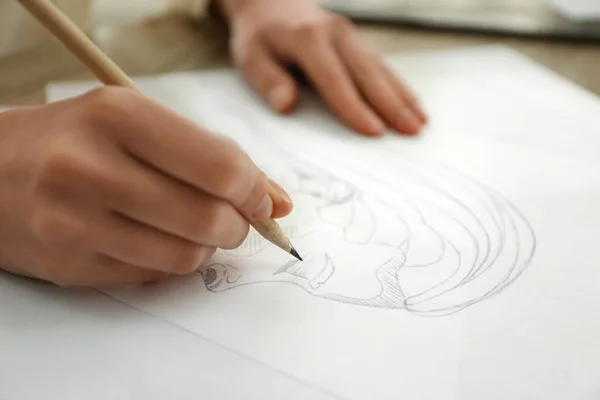 Женщина Рисует Портрет Девушки Карандашом Листе Бумаги Столом Крупным Планом — стоковое фото