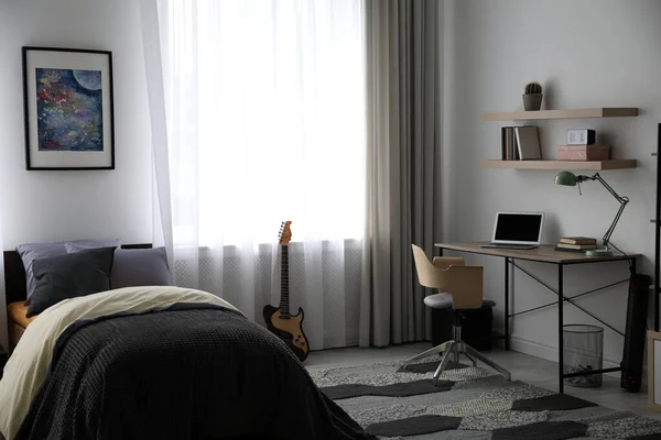 現代のティーネージャーの部屋のインテリアと職場とベッド — ストック写真