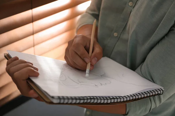 Hombre Dibujando Retrato Con Lápiz Bloc Notas Interiores Primer Plano —  Fotos de Stock