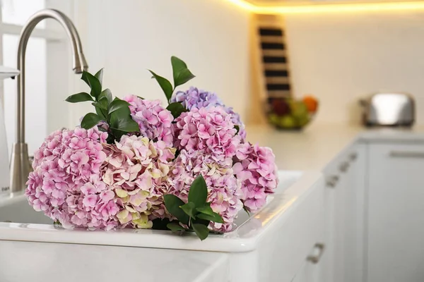Kytice Krásnými Hortenzie Květiny Dřezu — Stock fotografie