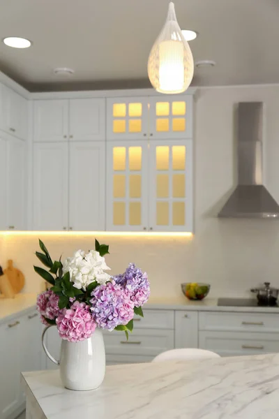 Buquê Com Belas Flores Hortênsia Mesa Mármore Branco Espaço Para — Fotografia de Stock