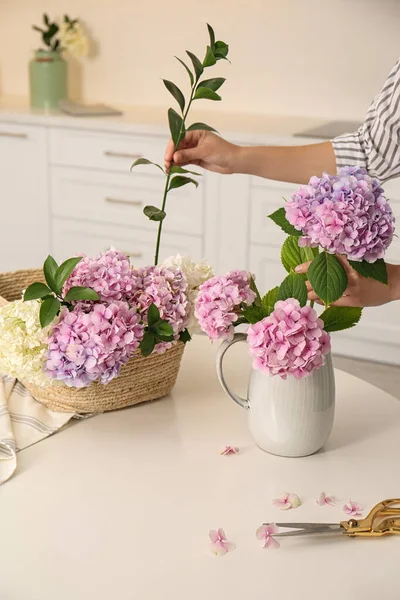 Mujer Haciendo Ramo Con Hermosas Flores Hortensias Mesa Interior Primer —  Fotos de Stock