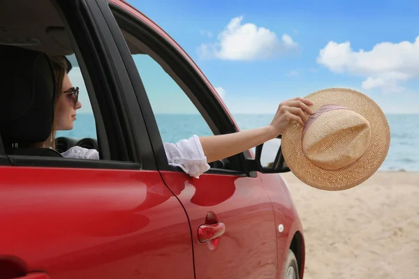 Frau Winkt Aus Auto Strand Sommerurlaub — Stockfoto