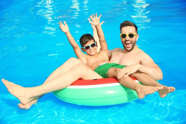 Vater Und Sohn Haben Spaß Schwimmbad Familienurlaub — Stockfoto