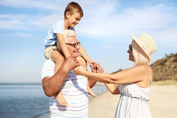 Netter Kleiner Junge Mit Großeltern Die Zeit Zusammen Strand Verbringen — Stockfoto