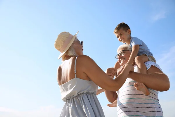 Söt Liten Pojke Med Morföräldrar Tillbringa Tid Tillsammans Solig Dag — Stockfoto