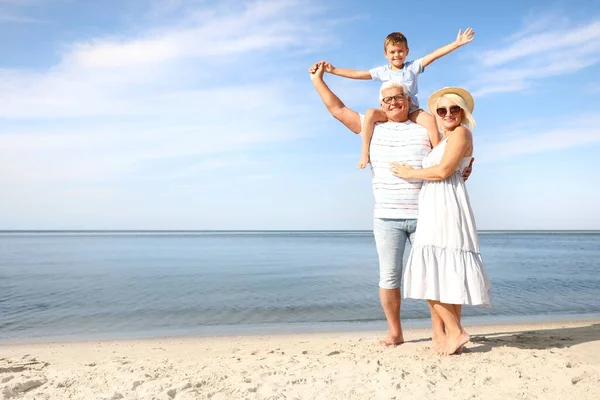 Schattig Jongetje Met Grootouders Tijd Doorbrengen Samen Zee Strand — Stockfoto