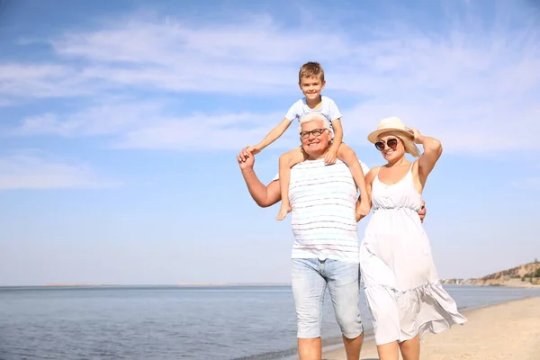 Schattig Jongetje Met Grootouders Tijd Doorbrengen Samen Zee Strand — Stockfoto