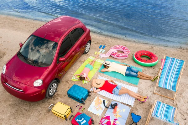 Familie Med Strand Tilbehør Bil Nær Floden Sommertur - Stock-foto