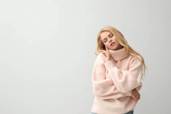 Bella Giovane Donna Indossa Caldo Maglione Rosa Sfondo Bianco Spazio — Foto Stock
