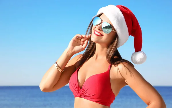 Plajda Noel Baba Şapkası Bikini Giyen Genç Bir Kadın Noel — Stok fotoğraf