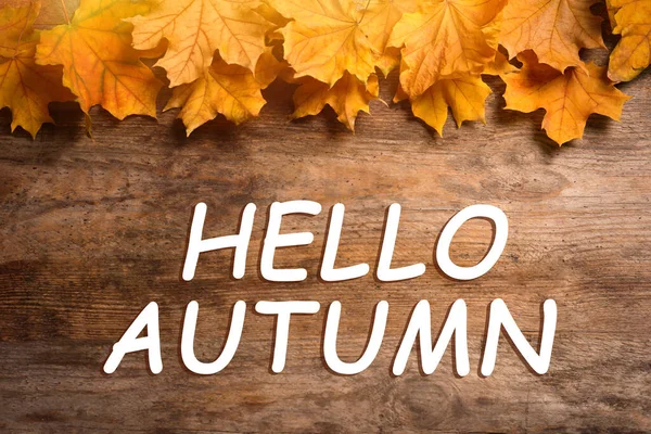 Witaj Jesienny Tekst Złote Liście Jesieni Drewnianym Tle Widok Góry — Zdjęcie stockowe