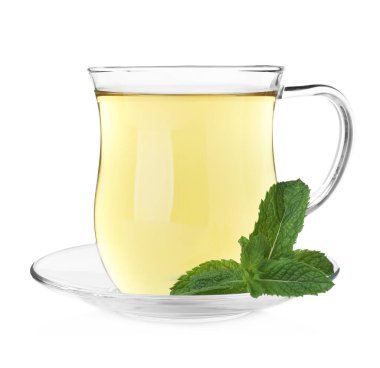 Beyaz üzerine izole edilmiş sıcak aromalı nane çayı.