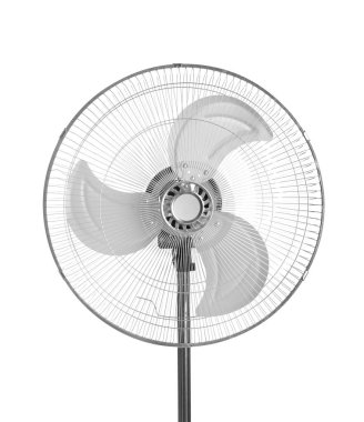 Elektrikli vantilatör beyazda izole. Yaz sıcağı