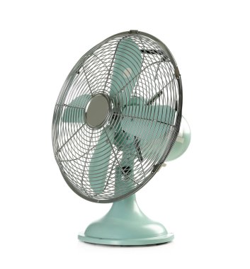 Elektrikli vantilatör beyazda izole. Yaz sıcağı
