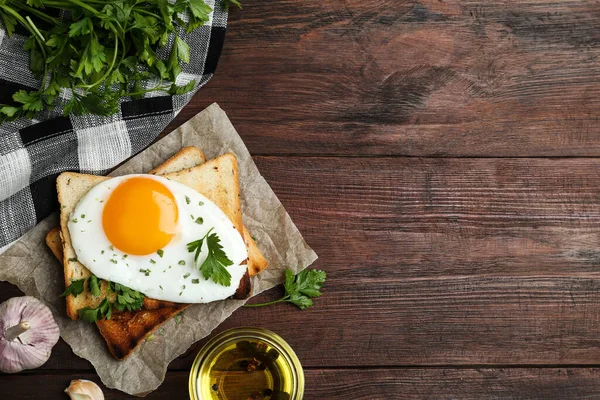 Leckeres Spiegelei Mit Toast Und Petersilie Auf Holztisch Flach Gelegt — Stockfoto