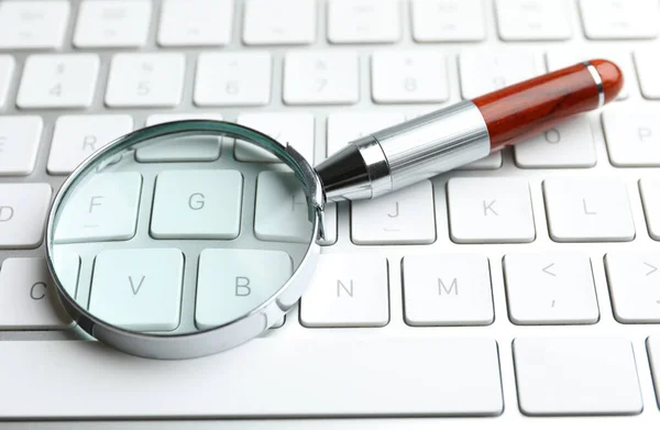 Magnifier Glass Modern Keyboard Closeup Find Keywords Concept — Stock Photo, Image