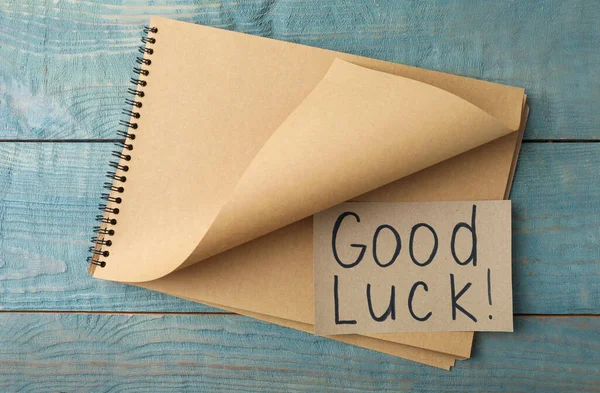 Folha Papel Com Frase Boa Luck Notebook Sobre Mesa Madeira — Fotografia de Stock