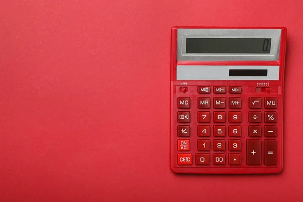 Calculator Rode Achtergrond Bovenaanzicht Met Ruimte Voor Tekst Fiscale Boekhouding — Stockfoto