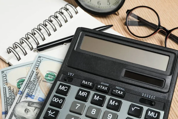テーブルの上の計算機 お金と文房具 クローズアップ 税理士 — ストック写真