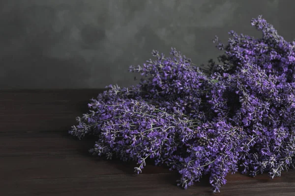 Schöne Frische Lavendelblüten Auf Holztisch Nahaufnahme — Stockfoto
