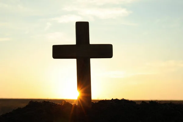 Silhouet Van Christelijk Kruis Buiten Bij Zonsopgang Religieus Concept — Stockfoto