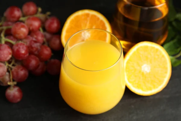 黑桌上的一杯鲜美的果汁和新鲜的水果 — 图库照片