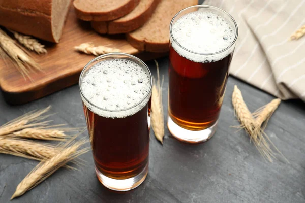 Copos Kvass Delicioso Pão Picos Mesa Preta — Fotografia de Stock