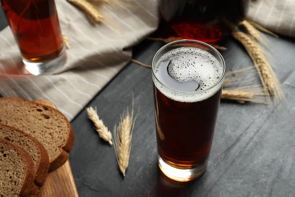 Copo Kvass Delicioso Pão Picos Mesa Preta — Fotografia de Stock