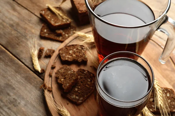 Lezzetli Kvass Ekmek Tahta Masada Çiviler Metin Için Boşluk — Stok fotoğraf