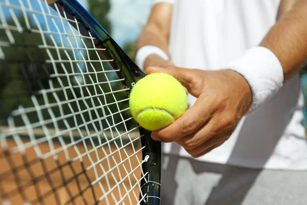 Sportivo Che Prepara Servire Palla Tennis Campo Primo Piano — Foto Stock