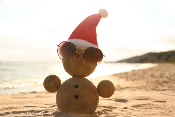 Bałwan Piasku Czapce Mikołaja Okularach Przeciwsłonecznych Plaży Pobliżu Morza Święta — Zdjęcie stockowe