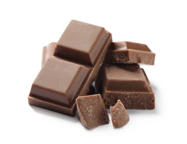 Beyaz üzerine izole edilmiş lezzetli sütlü çikolata parçaları.