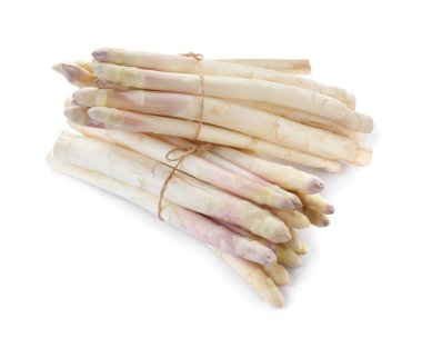 Taze çiğ kuşkonmaz beyaza izole edilmiş.