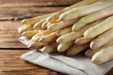 Tahta masada taze kuşkonmaz, yakın plan.