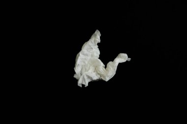 Siyah arkaplanda kullanılan kağıt mendil, üst görünüm