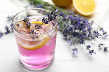 Beyaz ahşap masada lavantalı taze, lezzetli limonata, yakın plan. Metin için boşluk