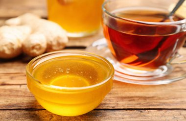 Lezzetli bal ve çay ahşap masada, yakın plan.
