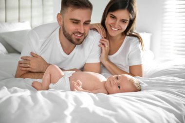 Yeni doğmuş bebekleriyle mutlu bir çift.