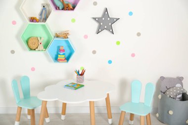 Odadaki ışık duvarındaki parlak renkli raflar. İç tasarım