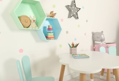 Odadaki ışık duvarındaki parlak renkli raflar. İç tasarım