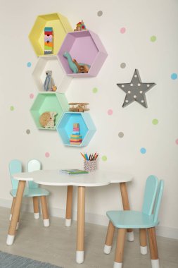 Odadaki ışık duvarındaki parlak renkli raflar. İç tasarım