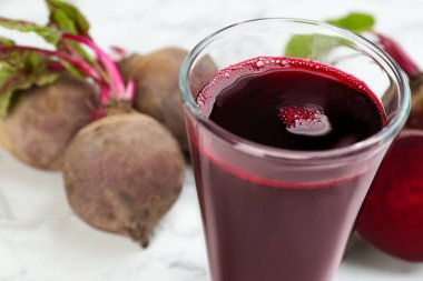Masada taze yapılmış pancar suyu, yakın plan.